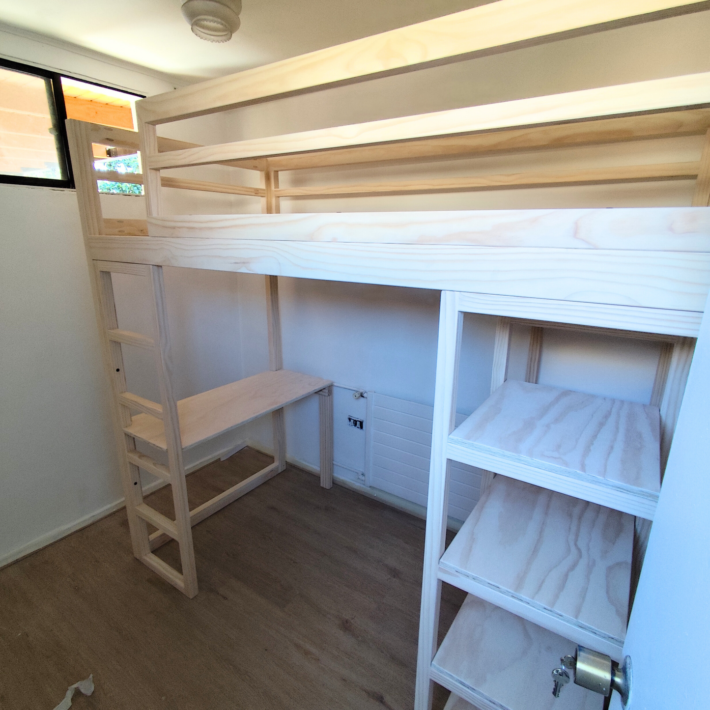 Cama en altura con escritorio y closet