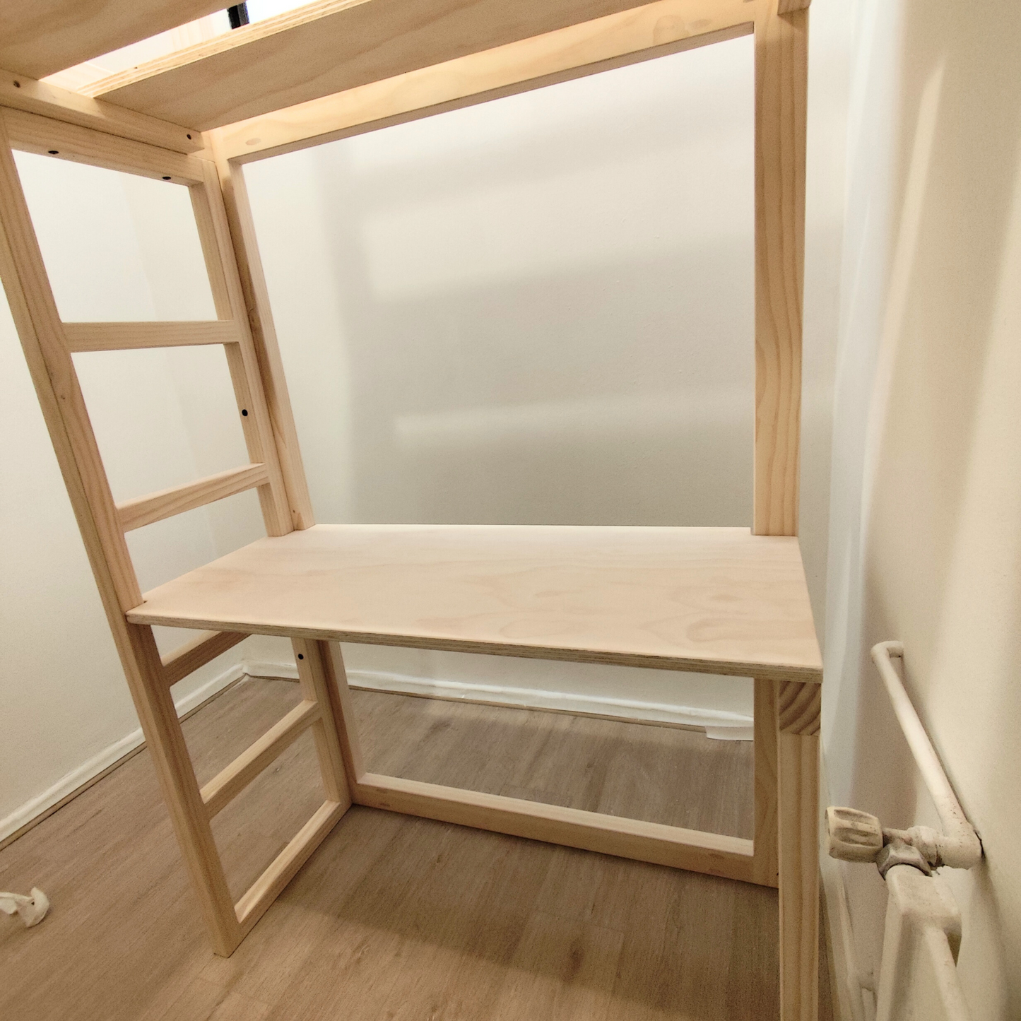 Cama en altura con escritorio y closet