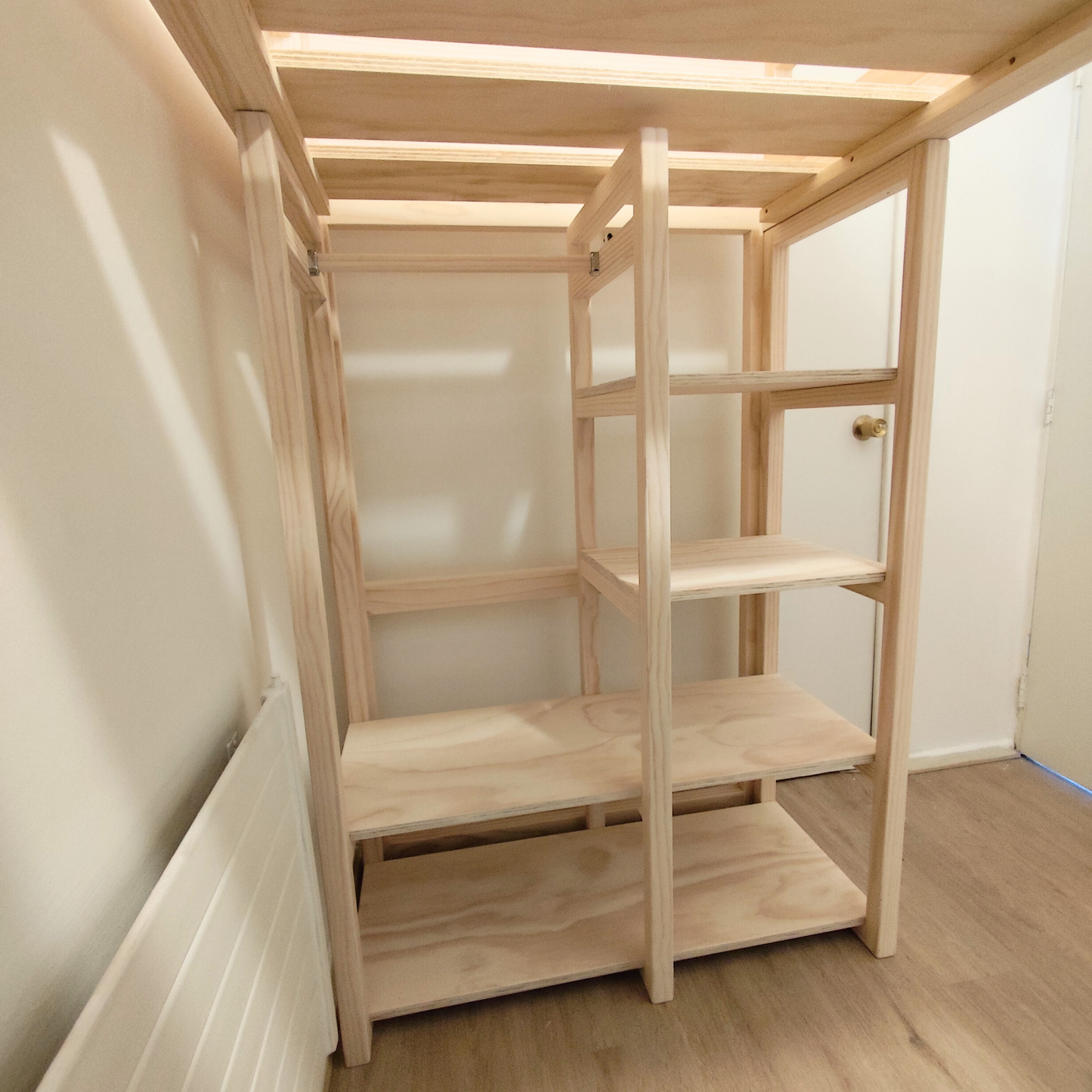 Cama en altura con escritorio y closet