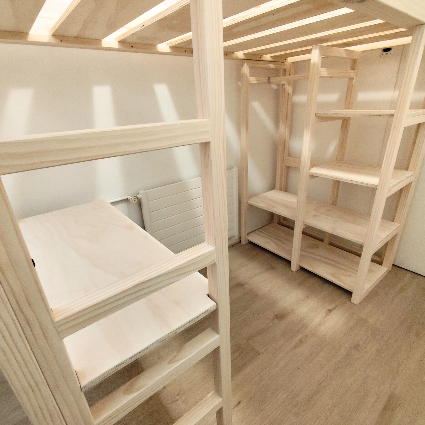 Cama en altura con escritorio y closet