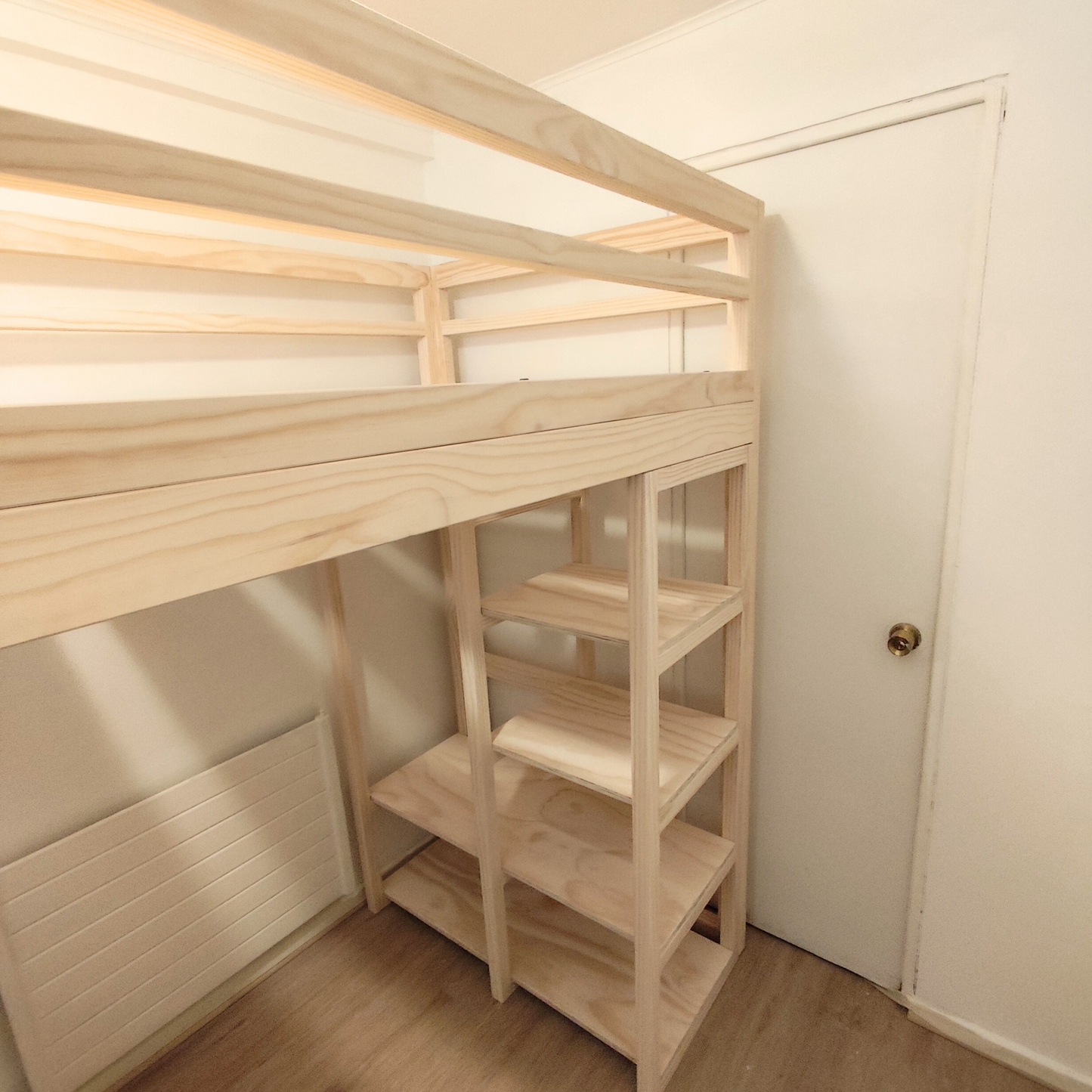 Cama en altura con escritorio y closet