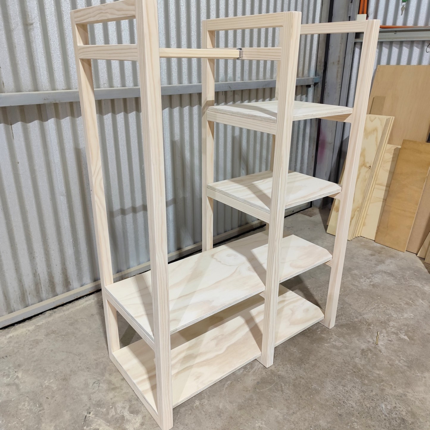 Cama en altura con escritorio y closet